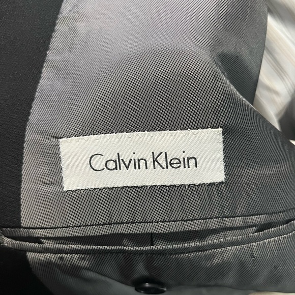 Calvin Klein Sport Coat/Blazer. 100% wool, two button. Size 43R - Picture 3 of 4